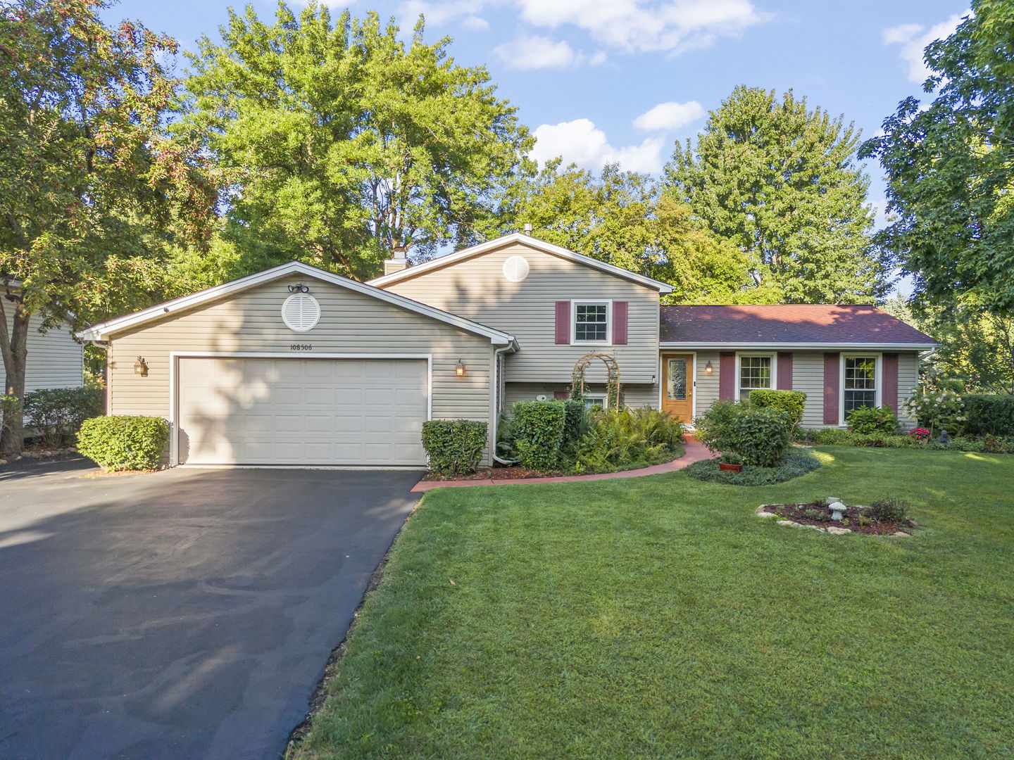 10S506 Whittington Lane, Naperville, IL 60564