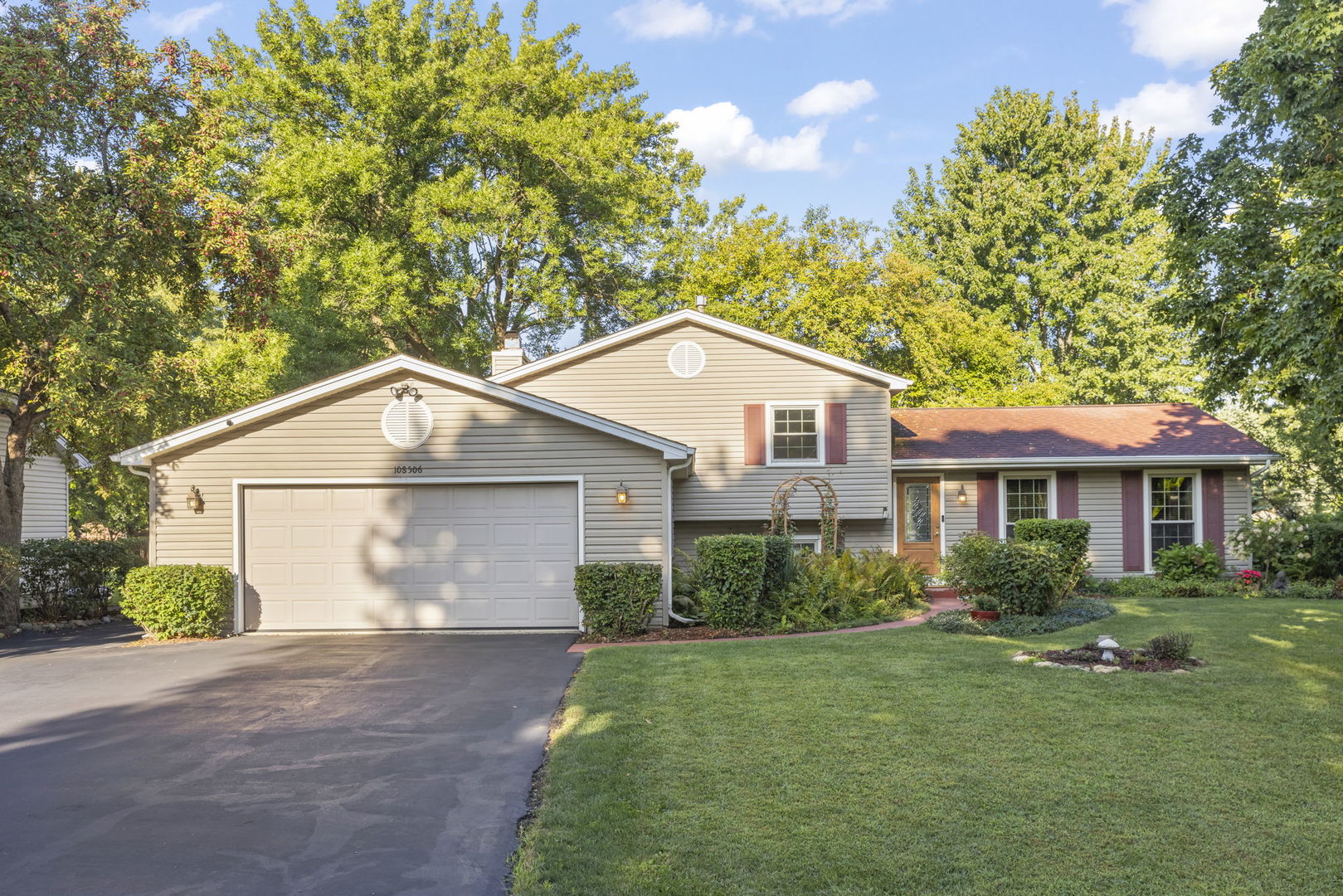 10S506 Whittington Lane, Naperville, IL 60564