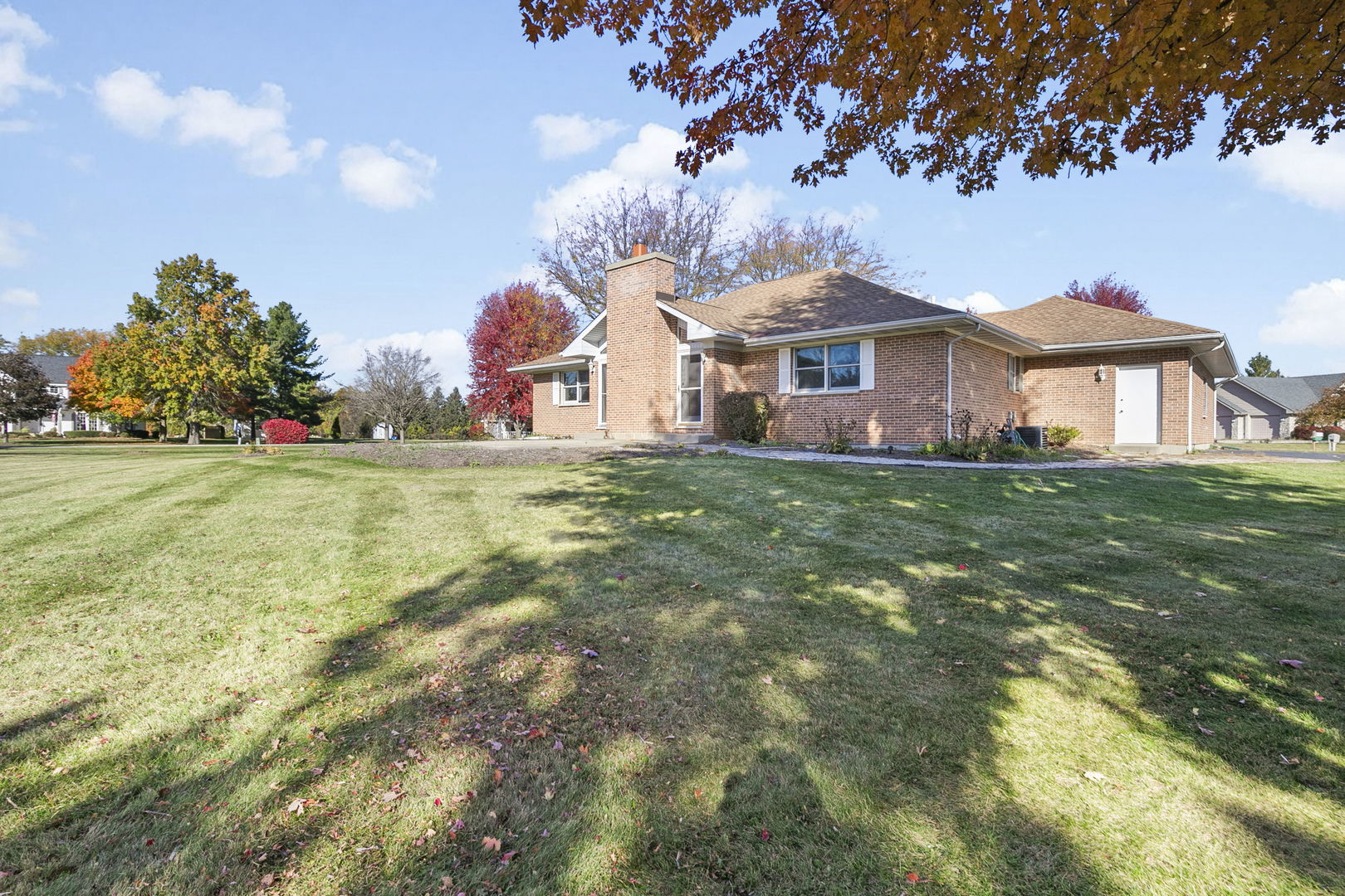 10201 FOX BLUFF Lane, Spring Grove, IL 60081