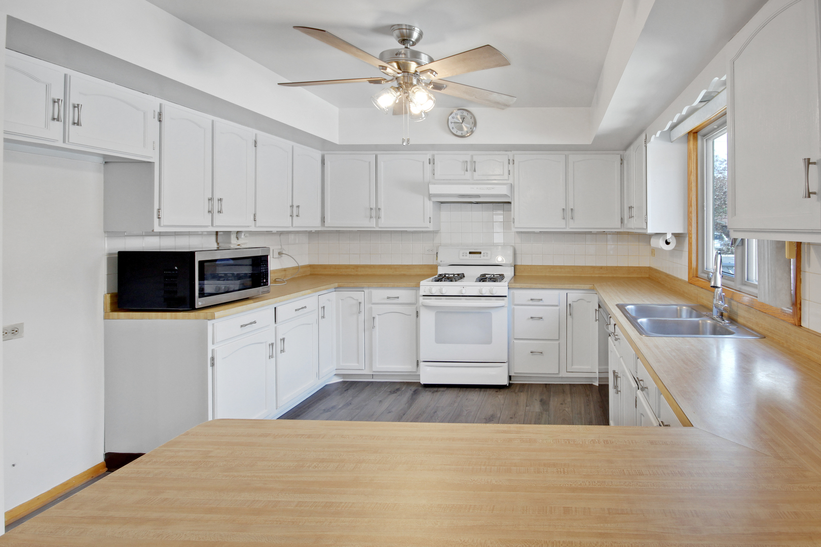 16909 Paxton Avenue, South Holland, IL 60473