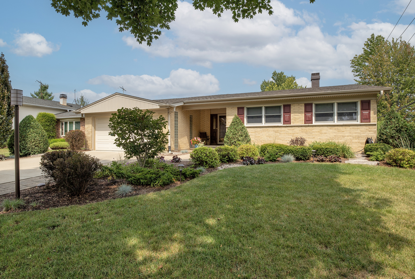 1822 E Cree Lane, Mount Prospect, IL 60056