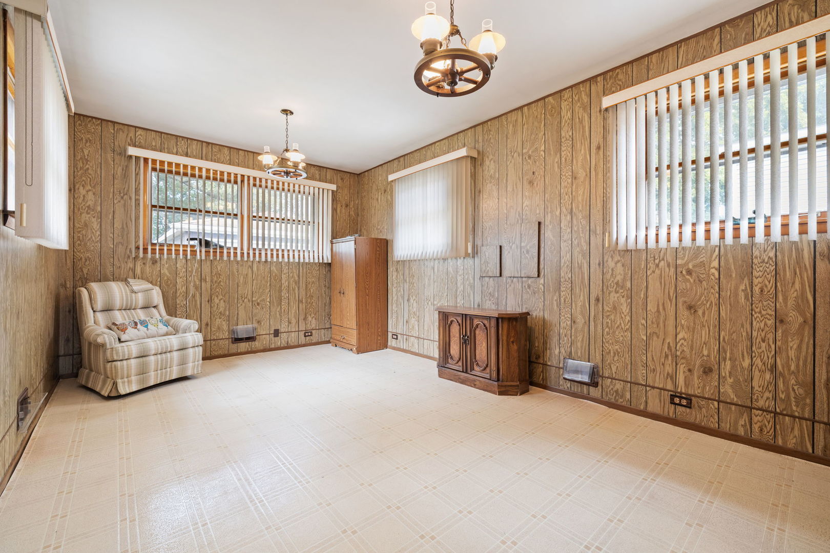 7912 S New Castle Avenue, Burbank, IL 60459