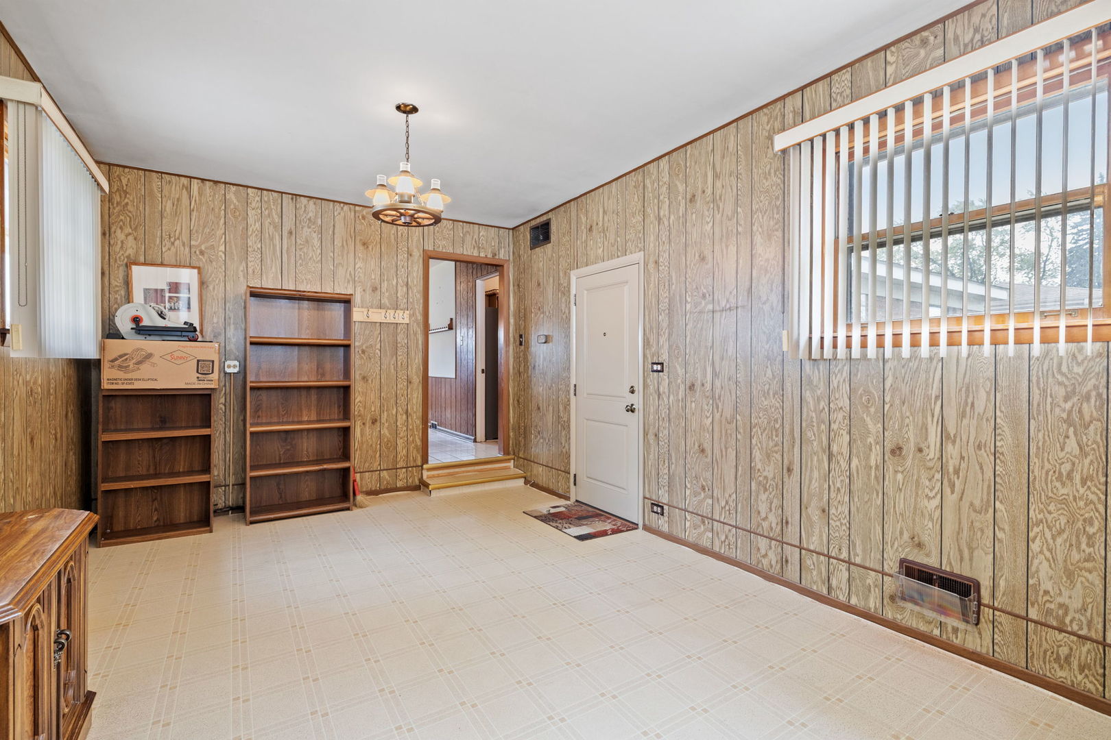 7912 S New Castle Avenue, Burbank, IL 60459