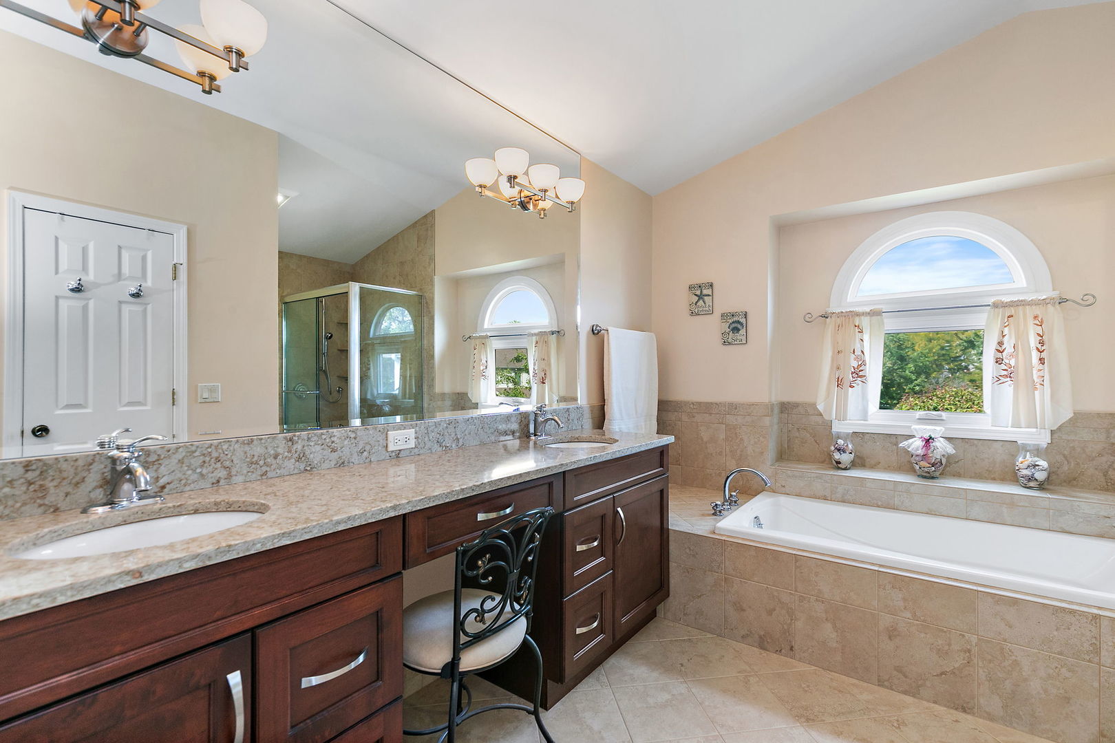 2404 Baldwin Court, Schaumburg, IL 60193