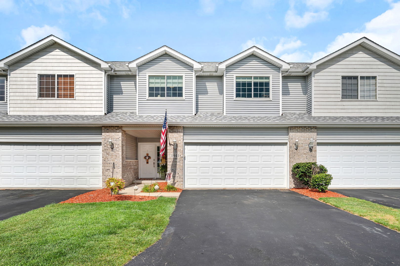 1941 Waters Edge Drive, Minooka, IL 60447