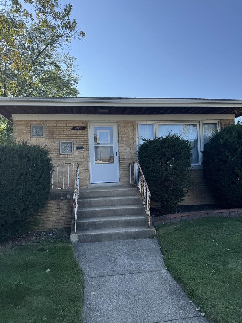 9858 S Muskegon Avenue, Chicago, IL 60617