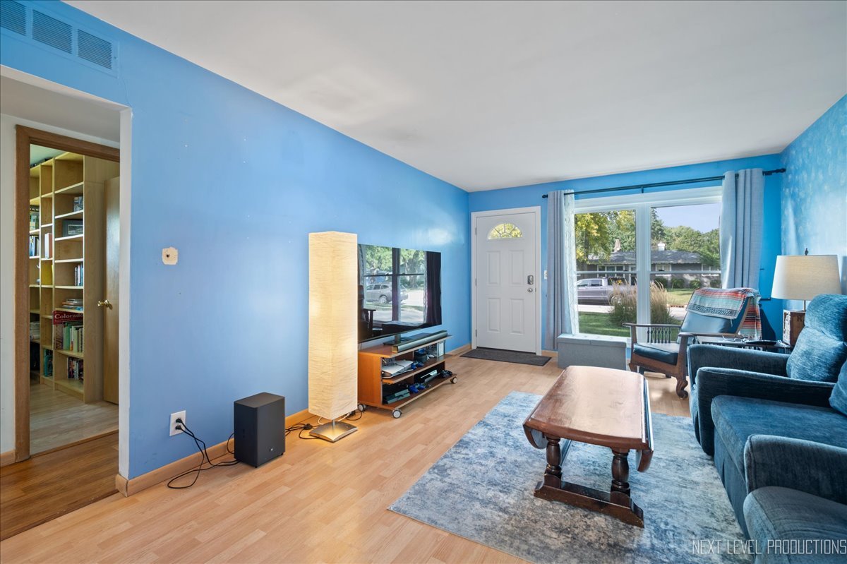 320 Harmony Drive, North Aurora, IL 60542