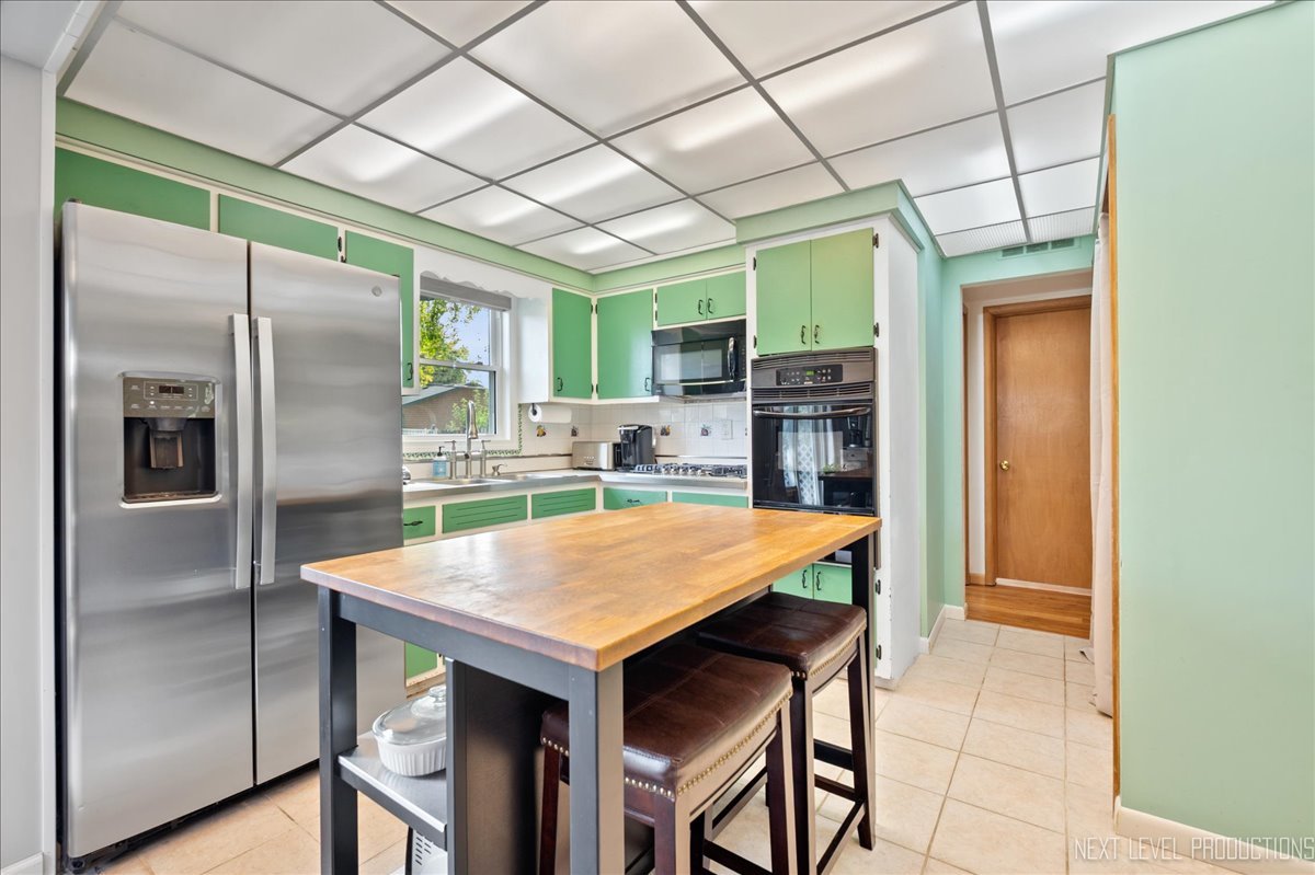 320 Harmony Drive, North Aurora, IL 60542