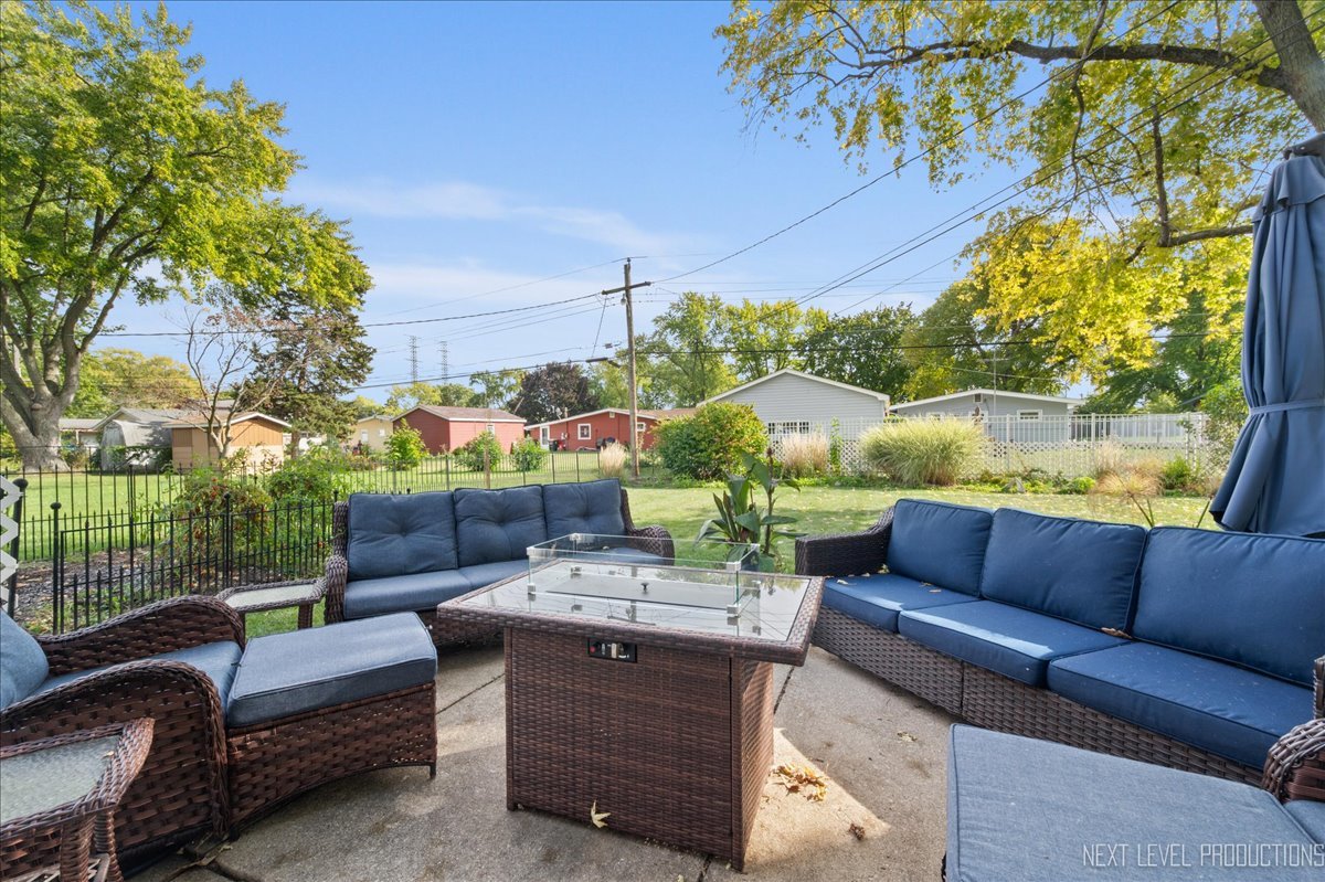 320 Harmony Drive, North Aurora, IL 60542