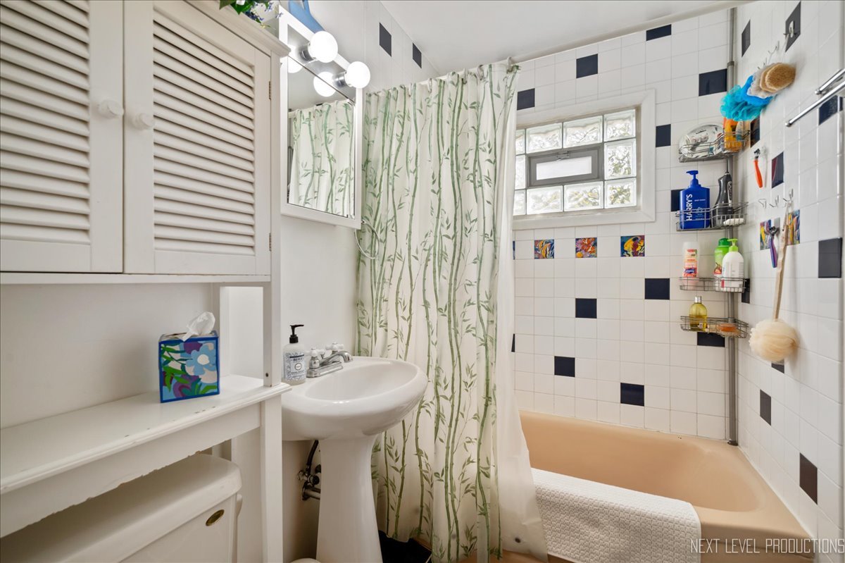 320 Harmony Drive, North Aurora, IL 60542