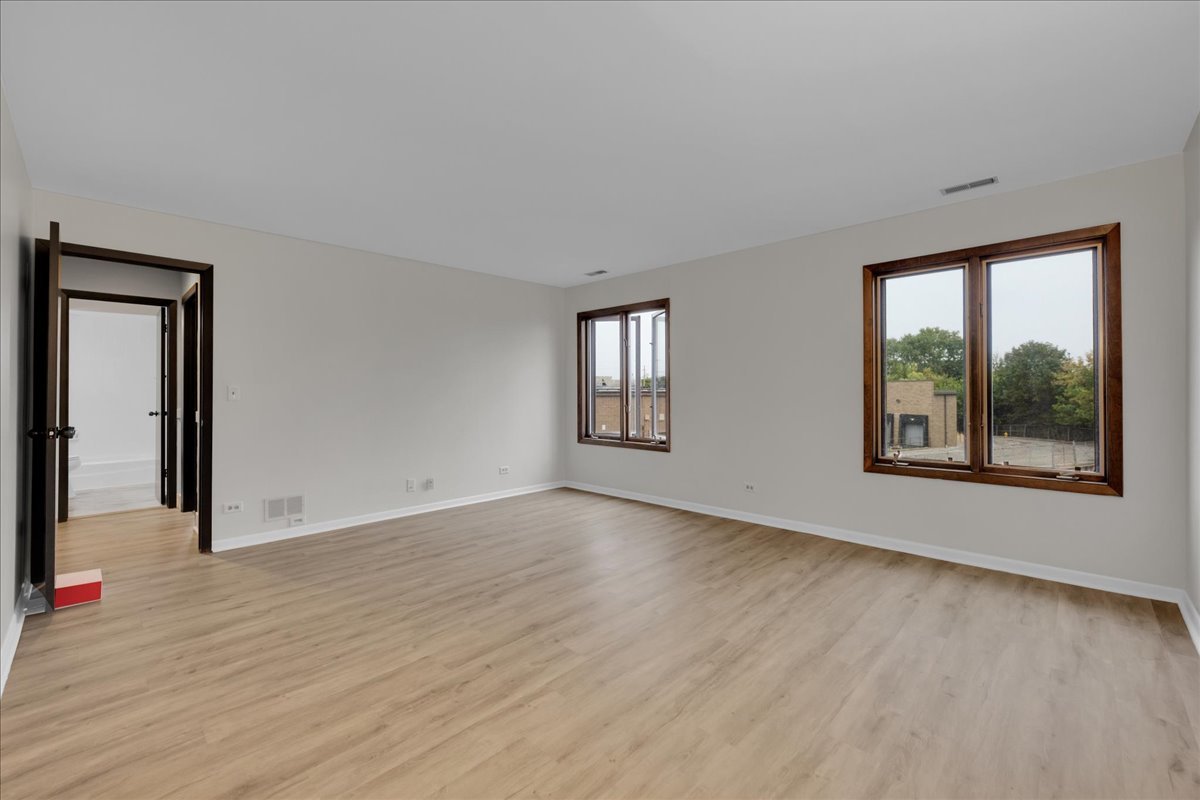1670 N Douglas Court, Arlington Heights, IL 60004