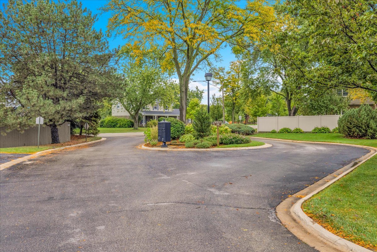 1670 N Douglas Court, Arlington Heights, IL 60004