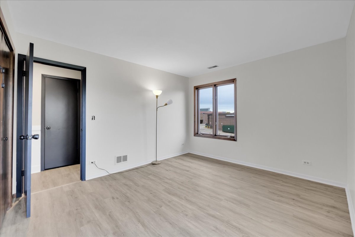 1670 N Douglas Court, Arlington Heights, IL 60004
