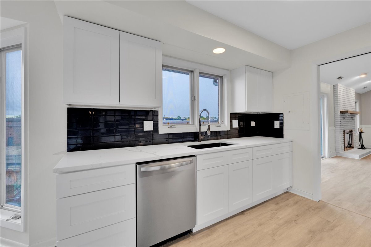 1670 N Douglas Court, Arlington Heights, IL 60004