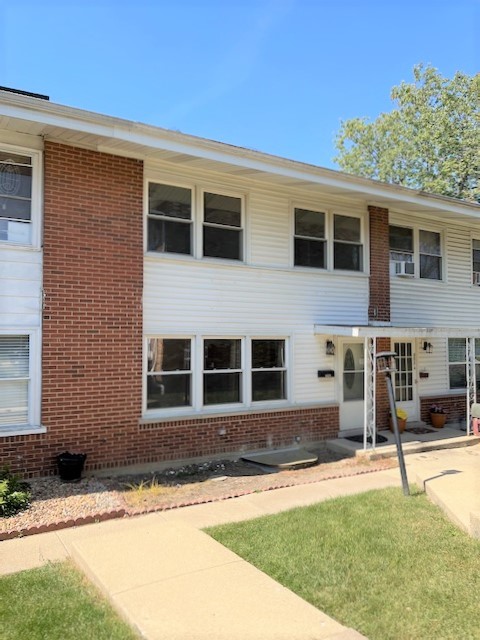 553 Lynn Court #B, Glendale Heights, IL 60139