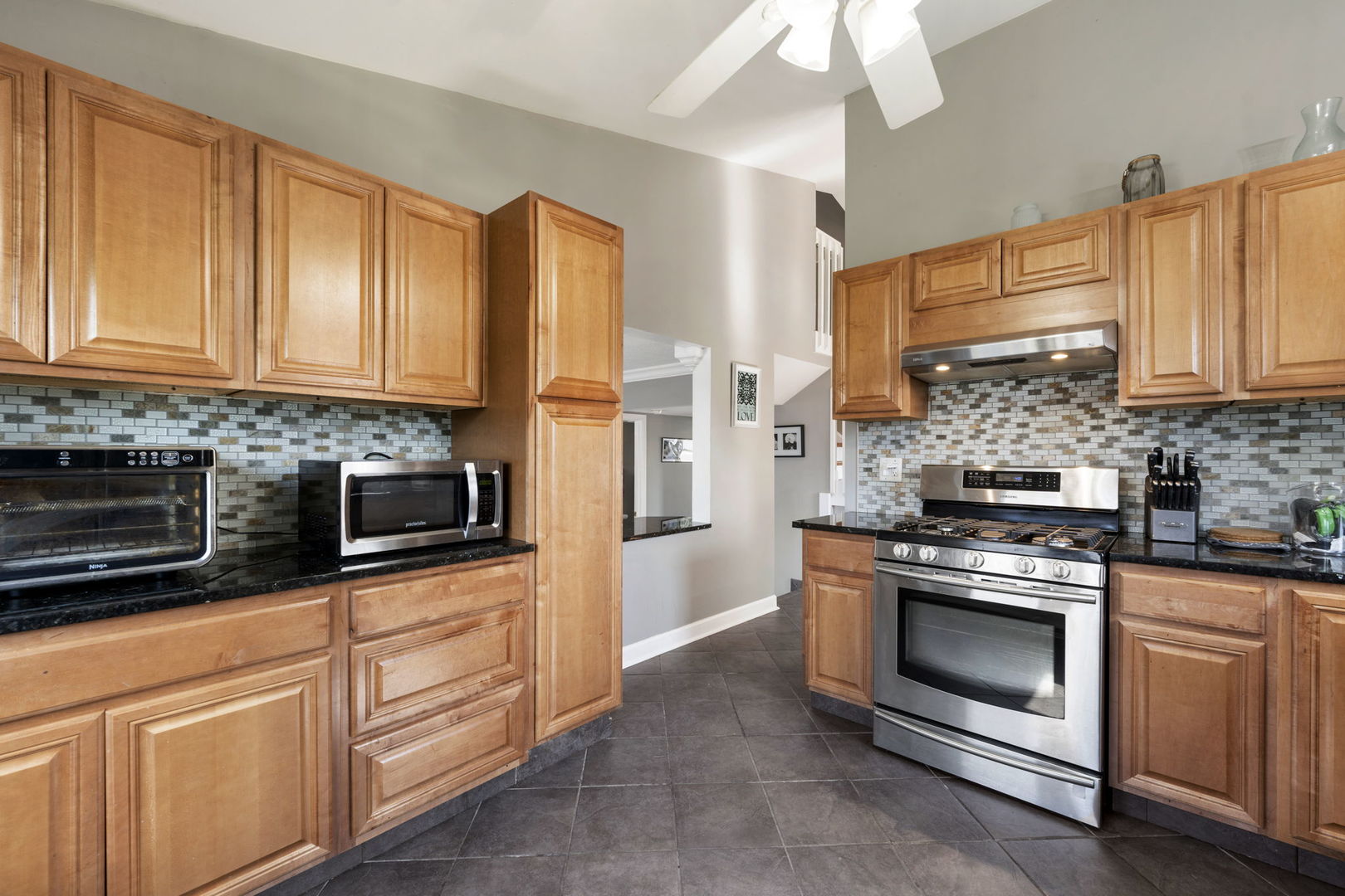 24 Fillmore Lane, Streamwood, IL 60107