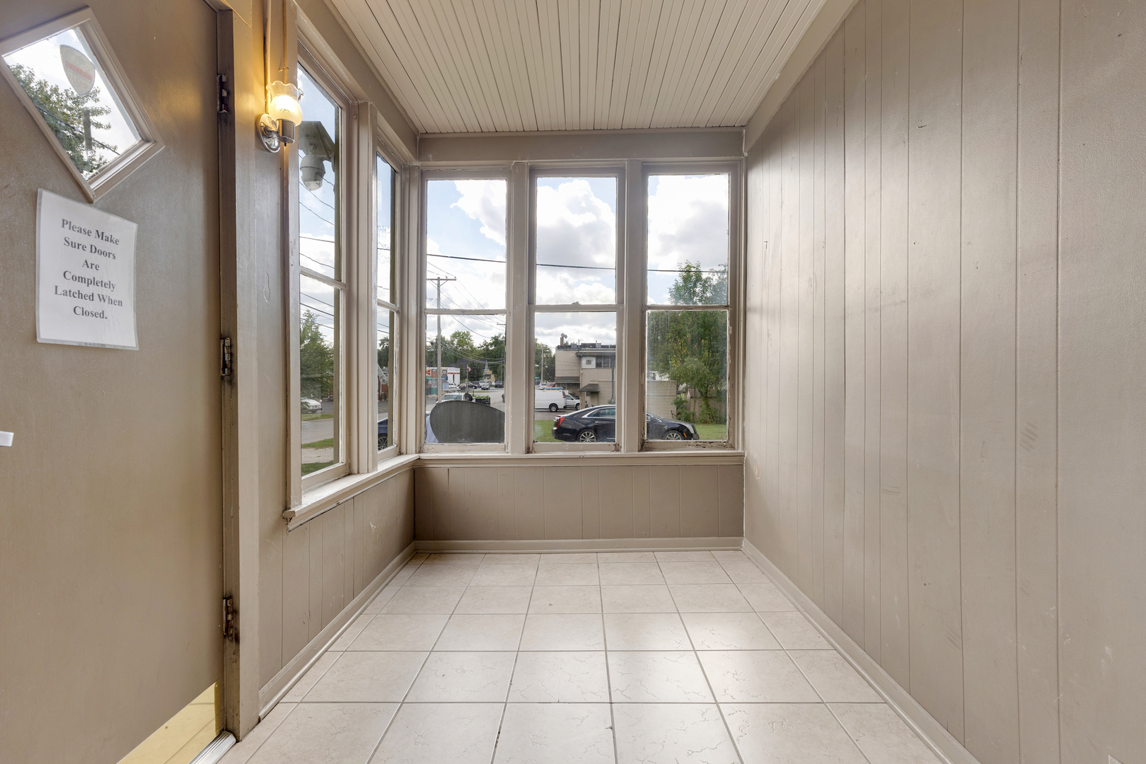 537 Hartford Avenue, Aurora, IL 60506