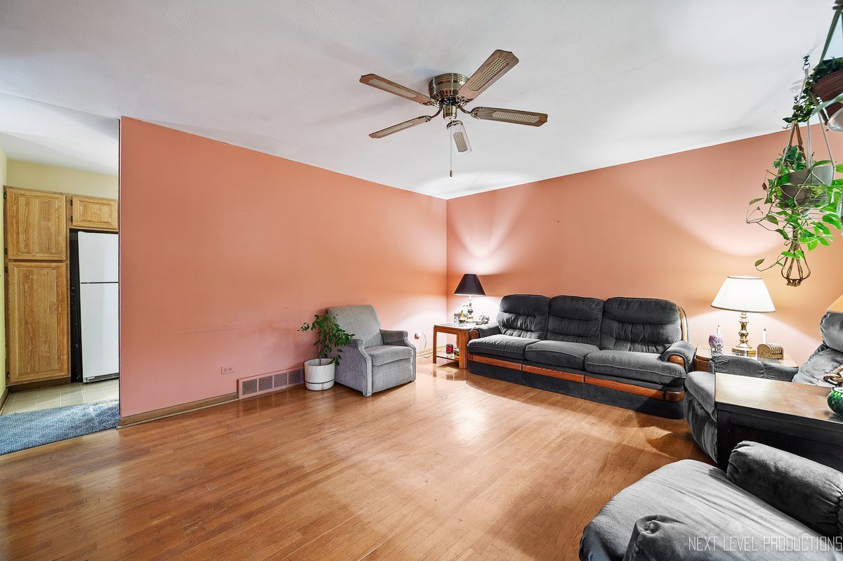 1417 S Busse Road, Mount Prospect, IL 60056