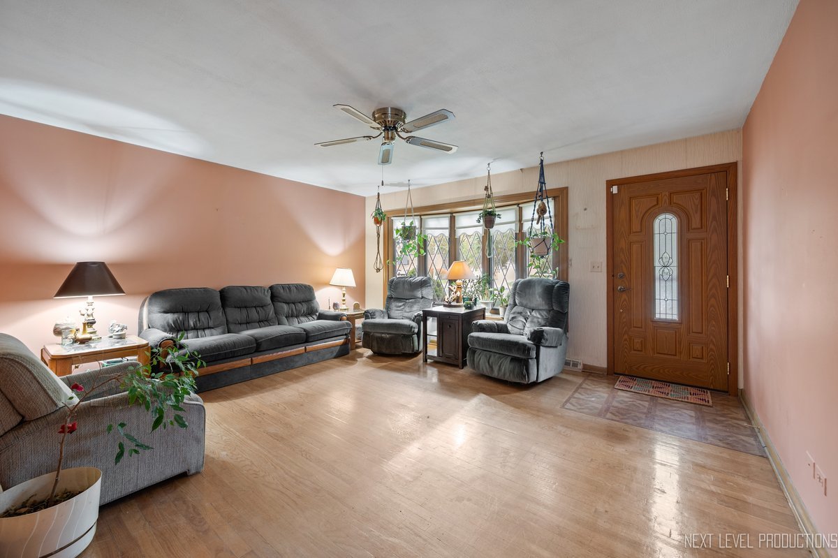 1417 S Busse Road, Mount Prospect, IL 60056