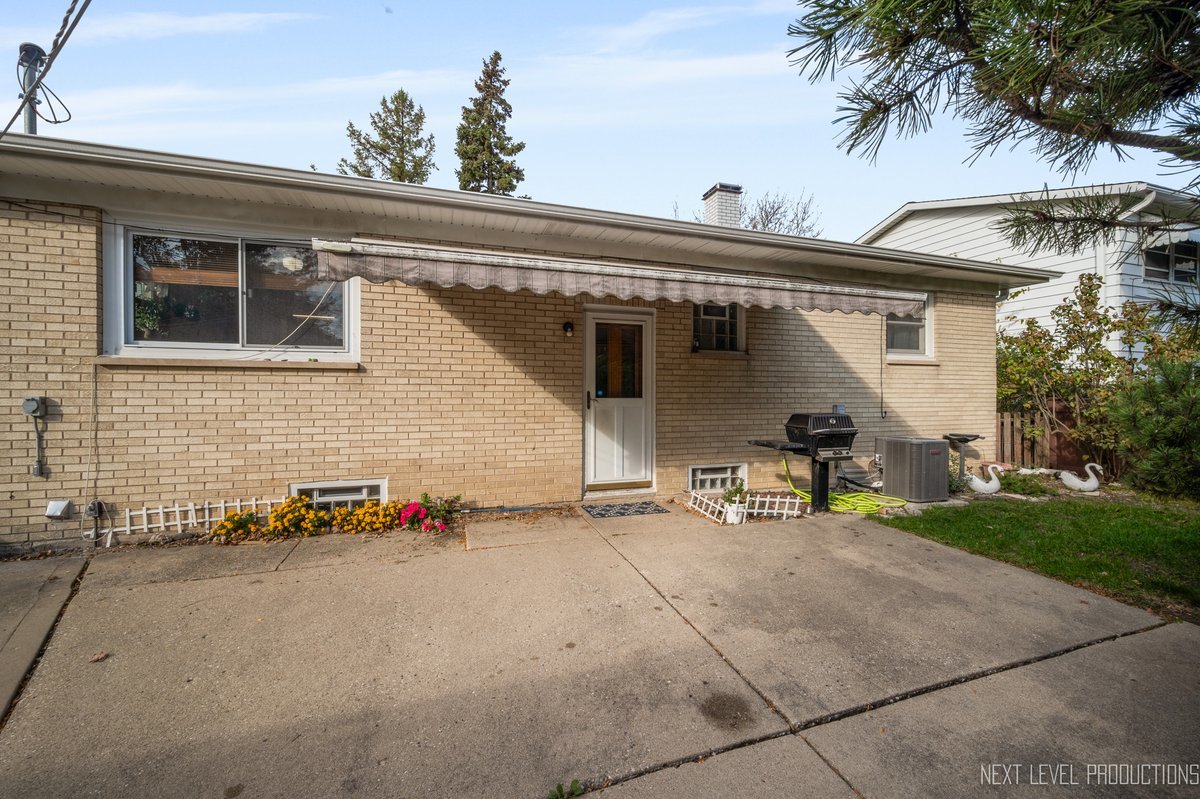 1417 S Busse Road, Mount Prospect, IL 60056