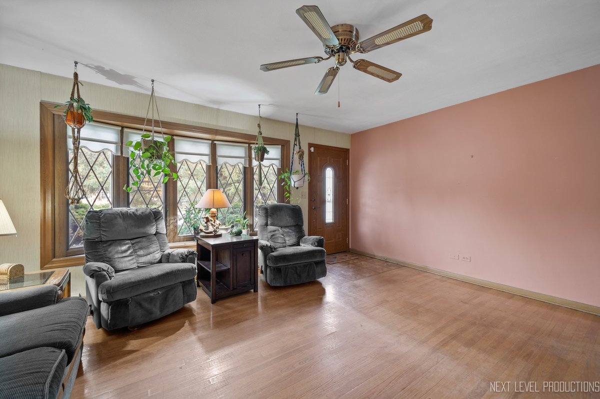 1417 S Busse Road, Mount Prospect, IL 60056