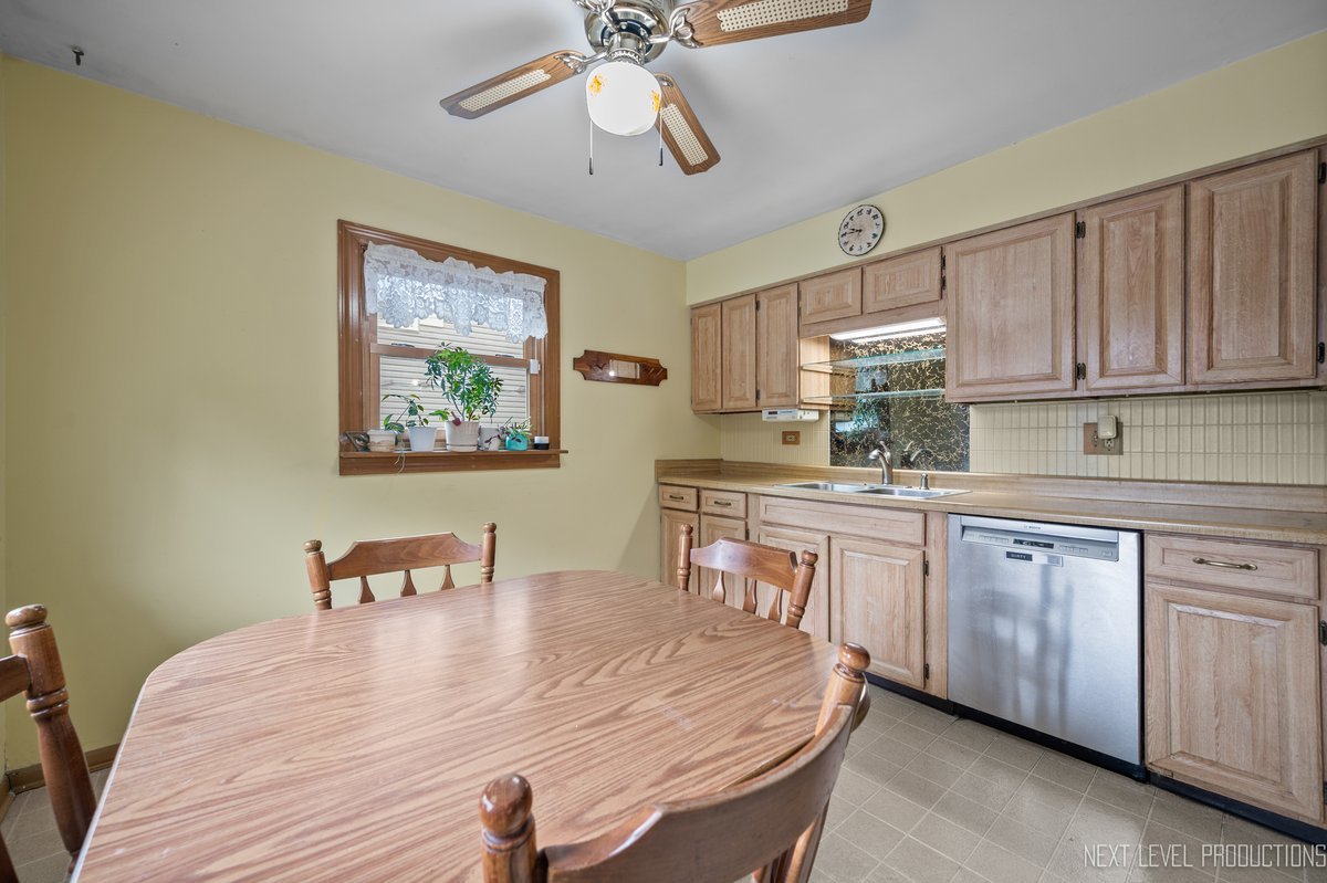 1417 S Busse Road, Mount Prospect, IL 60056