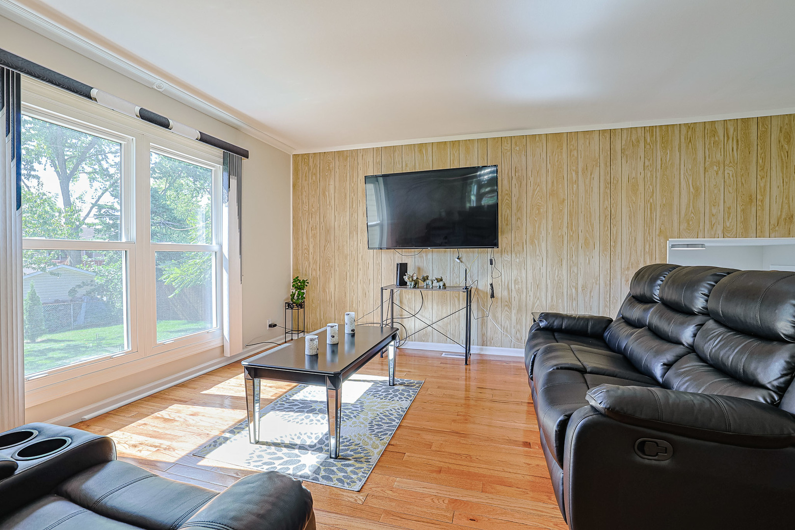 819 Robinson Avenue, Streamwood, IL 60107