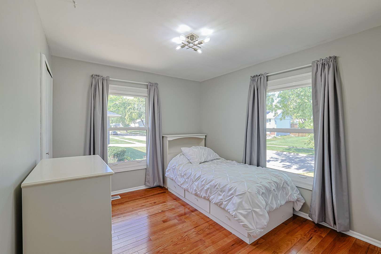 819 Robinson Avenue, Streamwood, IL 60107