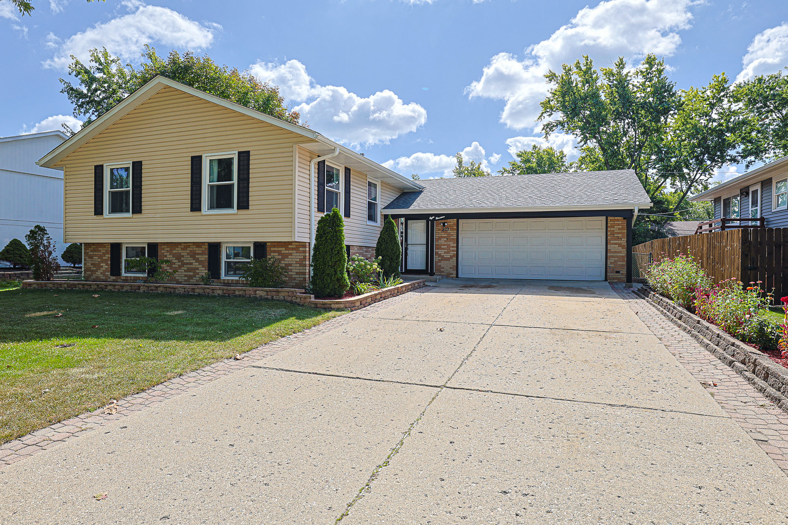 819 Robinson Avenue, Streamwood, IL 60107