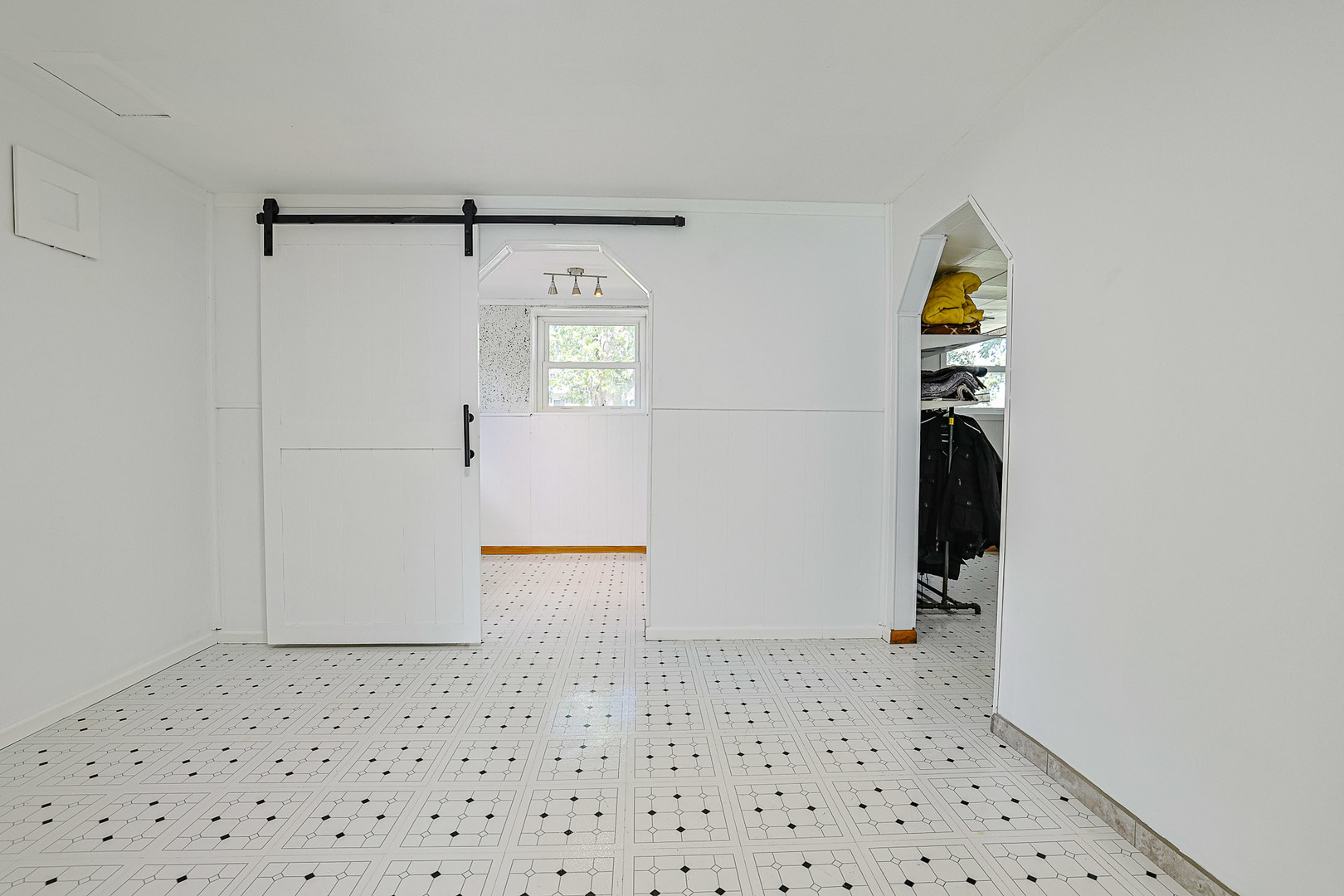 819 Robinson Avenue, Streamwood, IL 60107