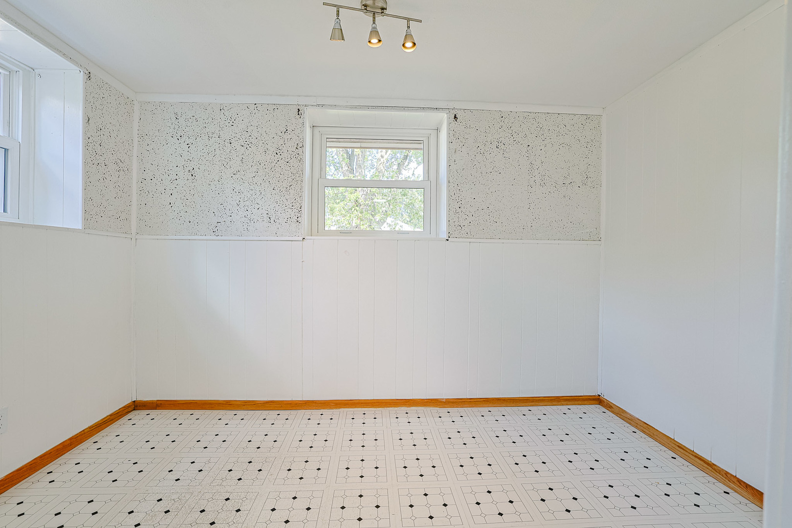 819 Robinson Avenue, Streamwood, IL 60107