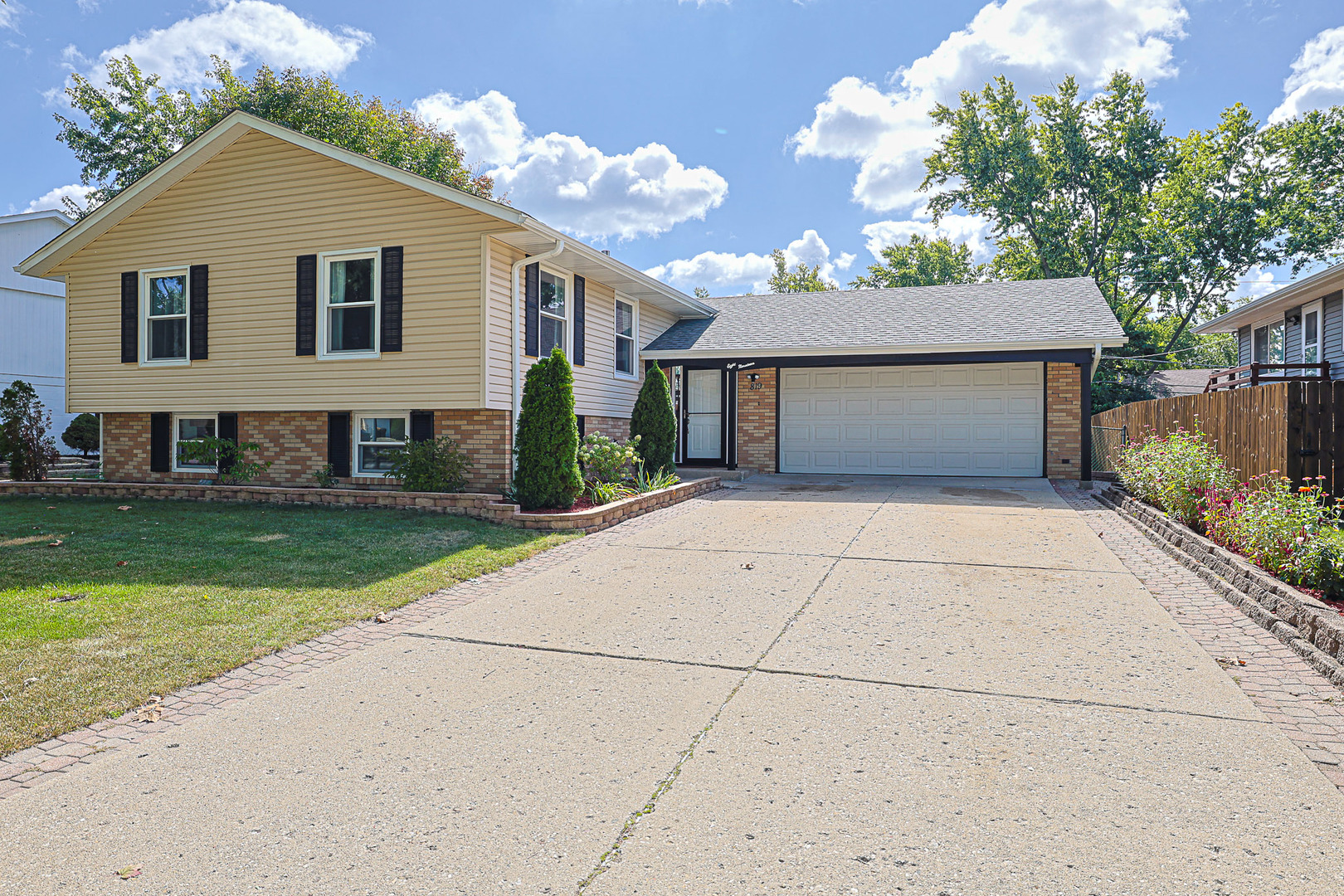 819 Robinson Avenue, Streamwood, IL 60107