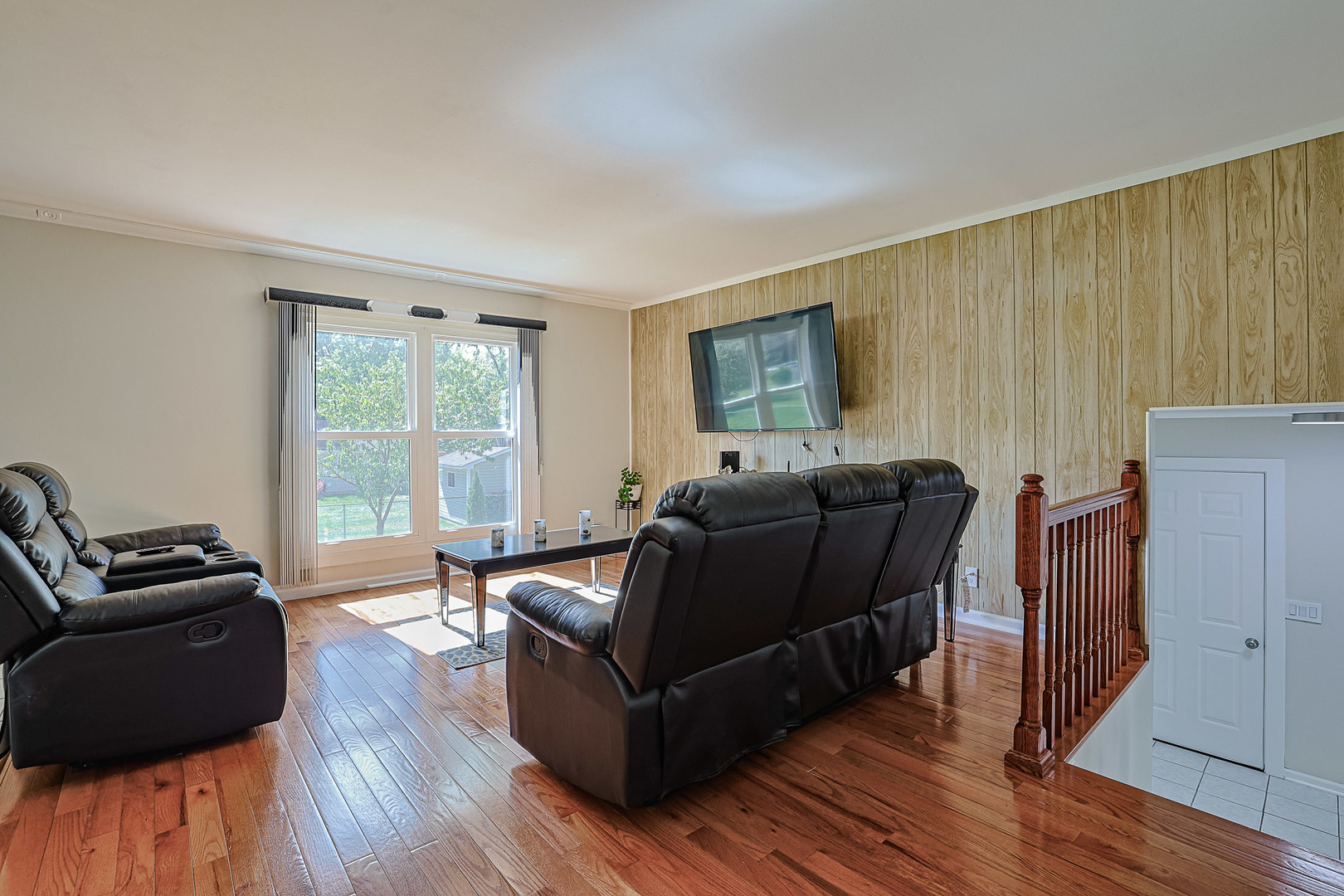 819 Robinson Avenue, Streamwood, IL 60107