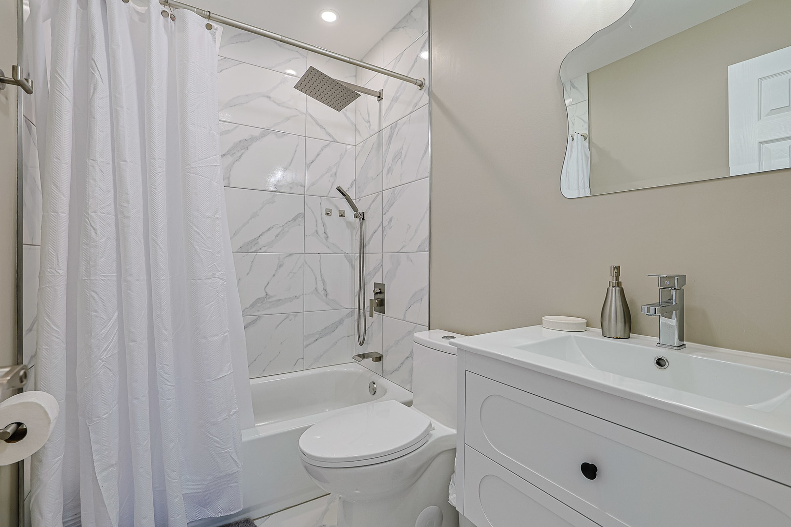 819 Robinson Avenue, Streamwood, IL 60107