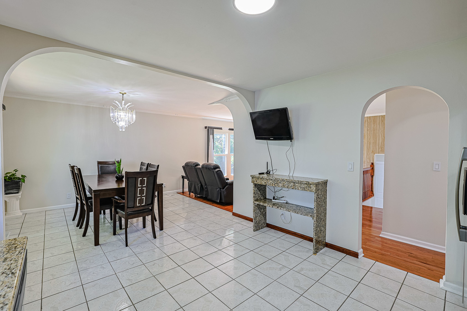 819 Robinson Avenue, Streamwood, IL 60107