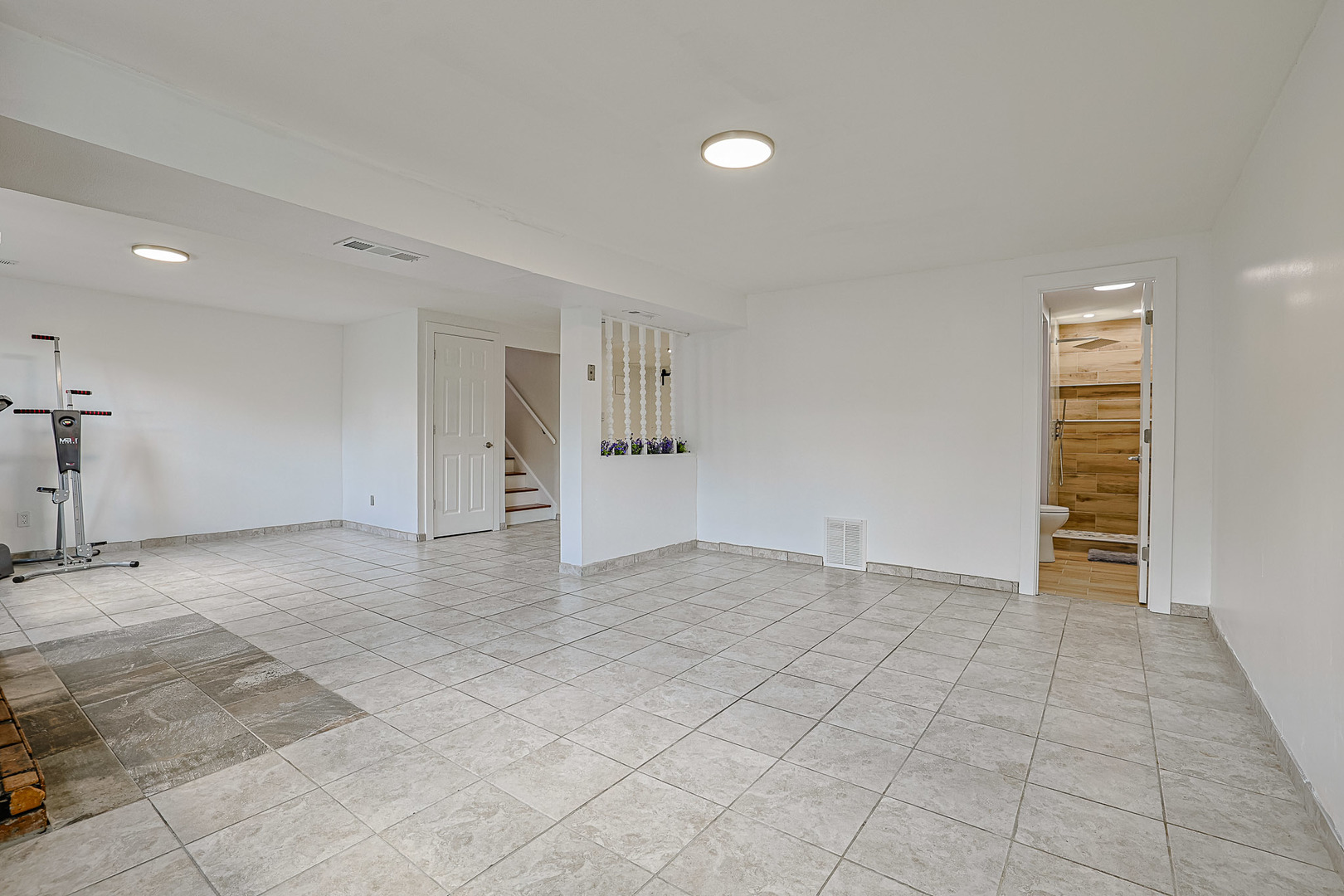 819 Robinson Avenue, Streamwood, IL 60107