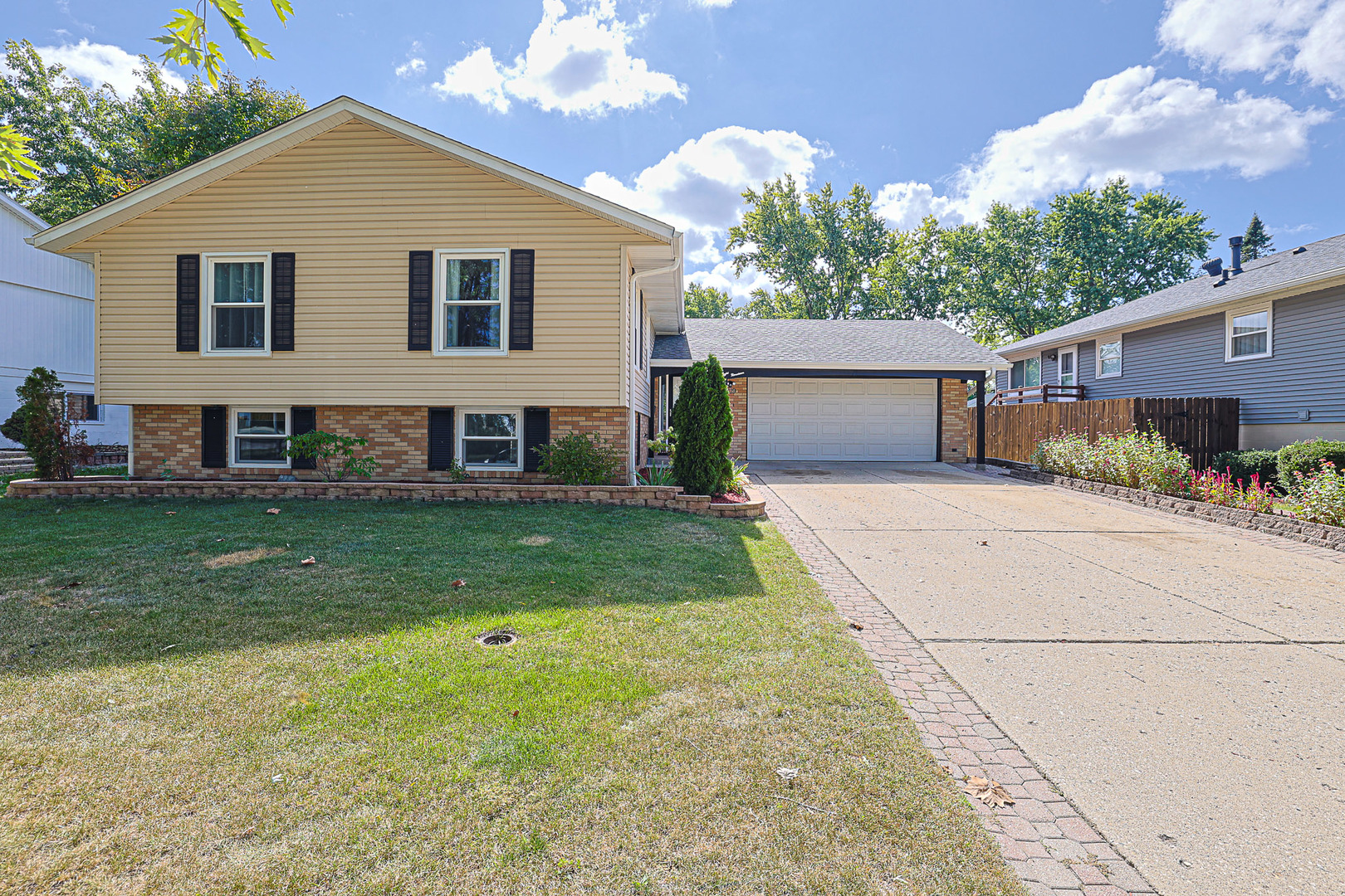 819 Robinson Avenue, Streamwood, IL 60107