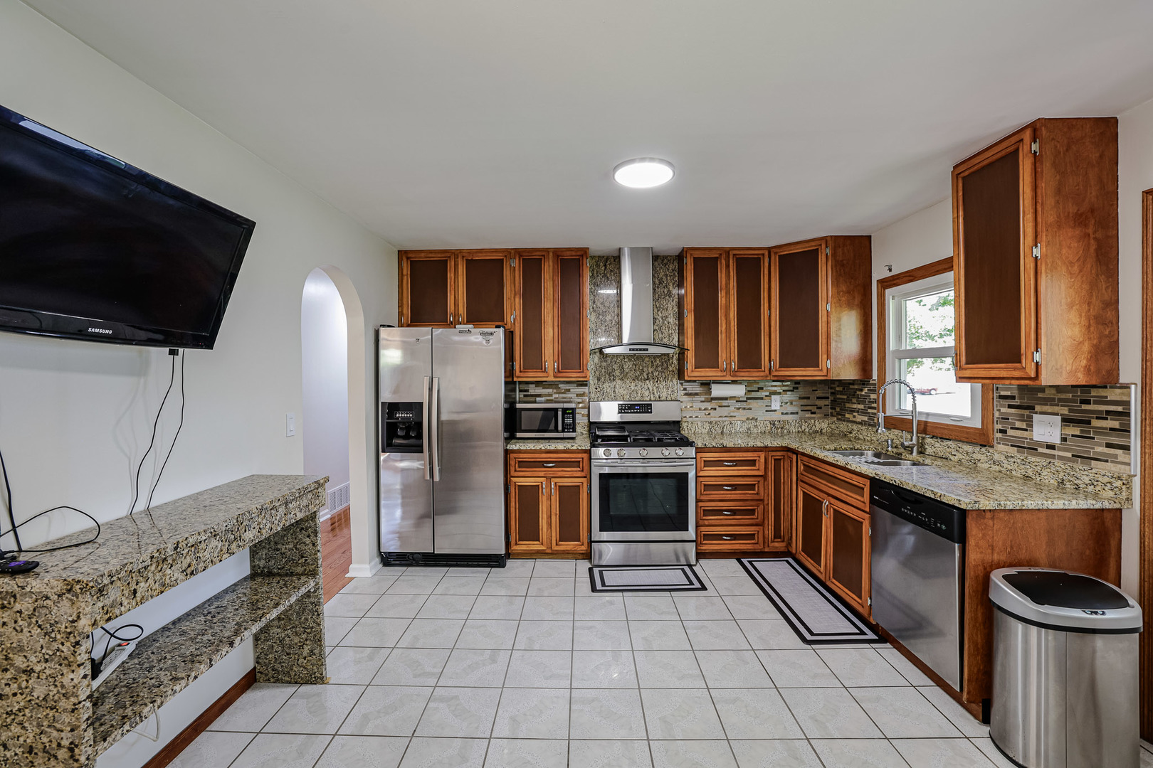 819 Robinson Avenue, Streamwood, IL 60107