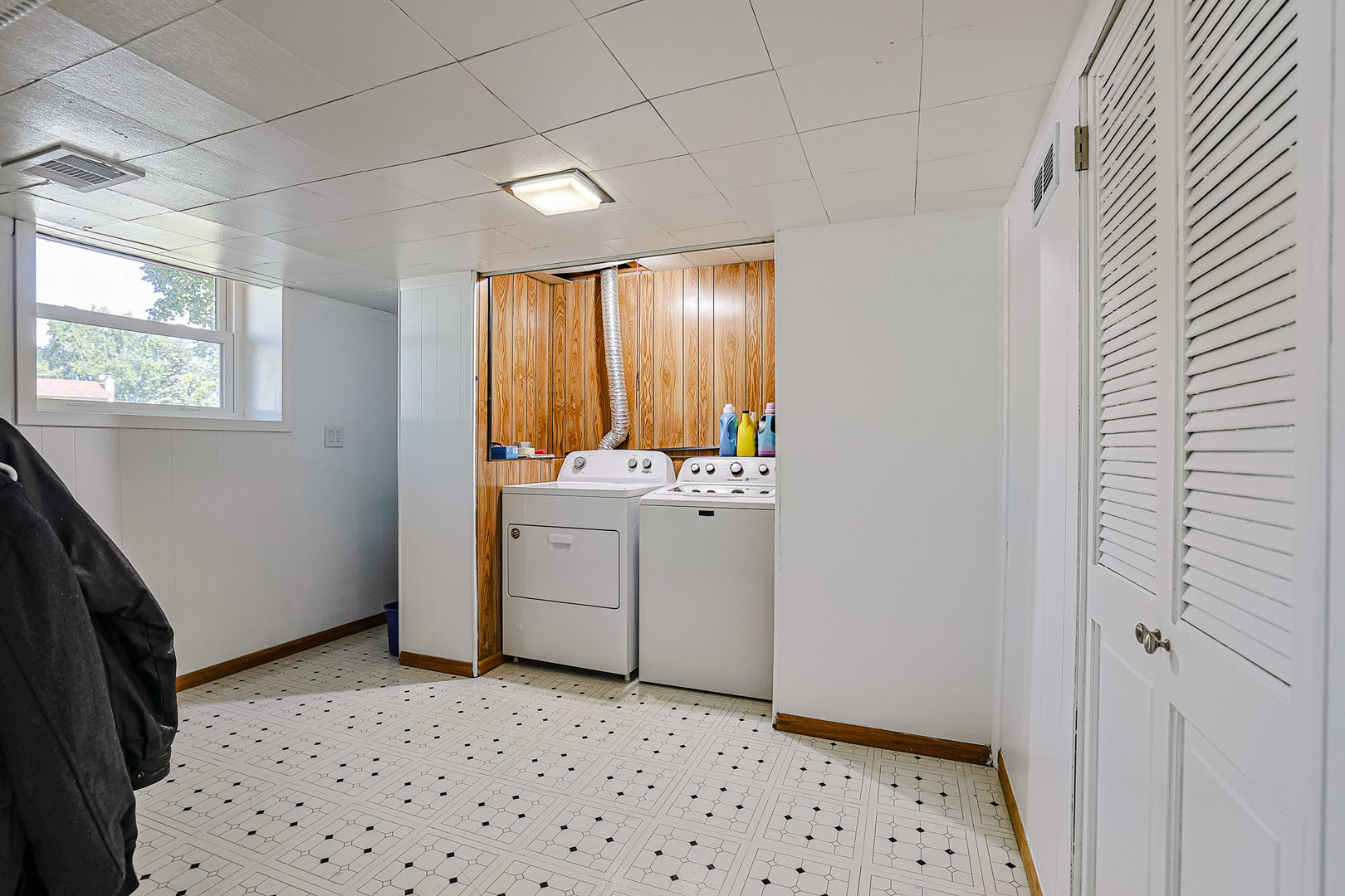 819 Robinson Avenue, Streamwood, IL 60107