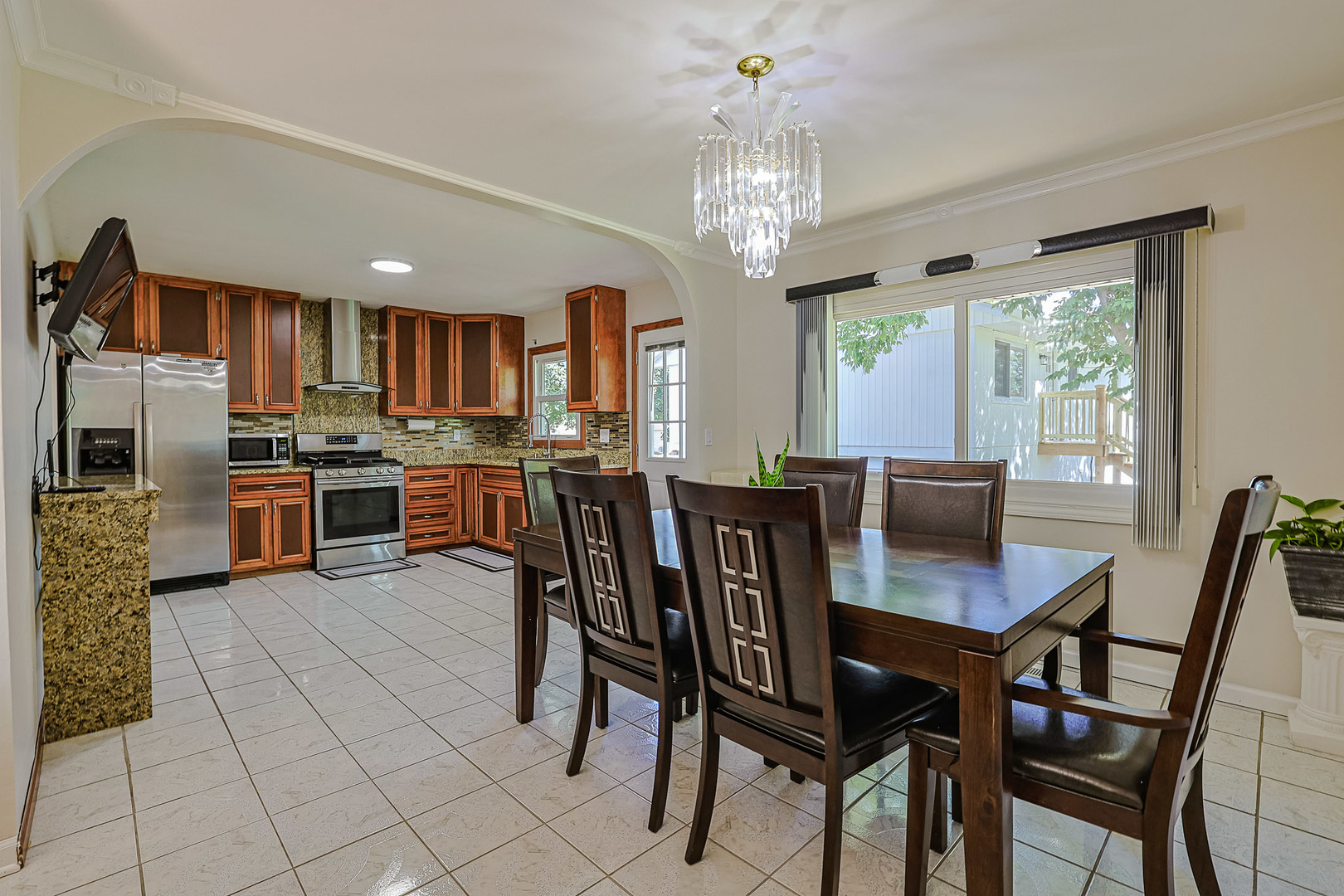 819 Robinson Avenue, Streamwood, IL 60107