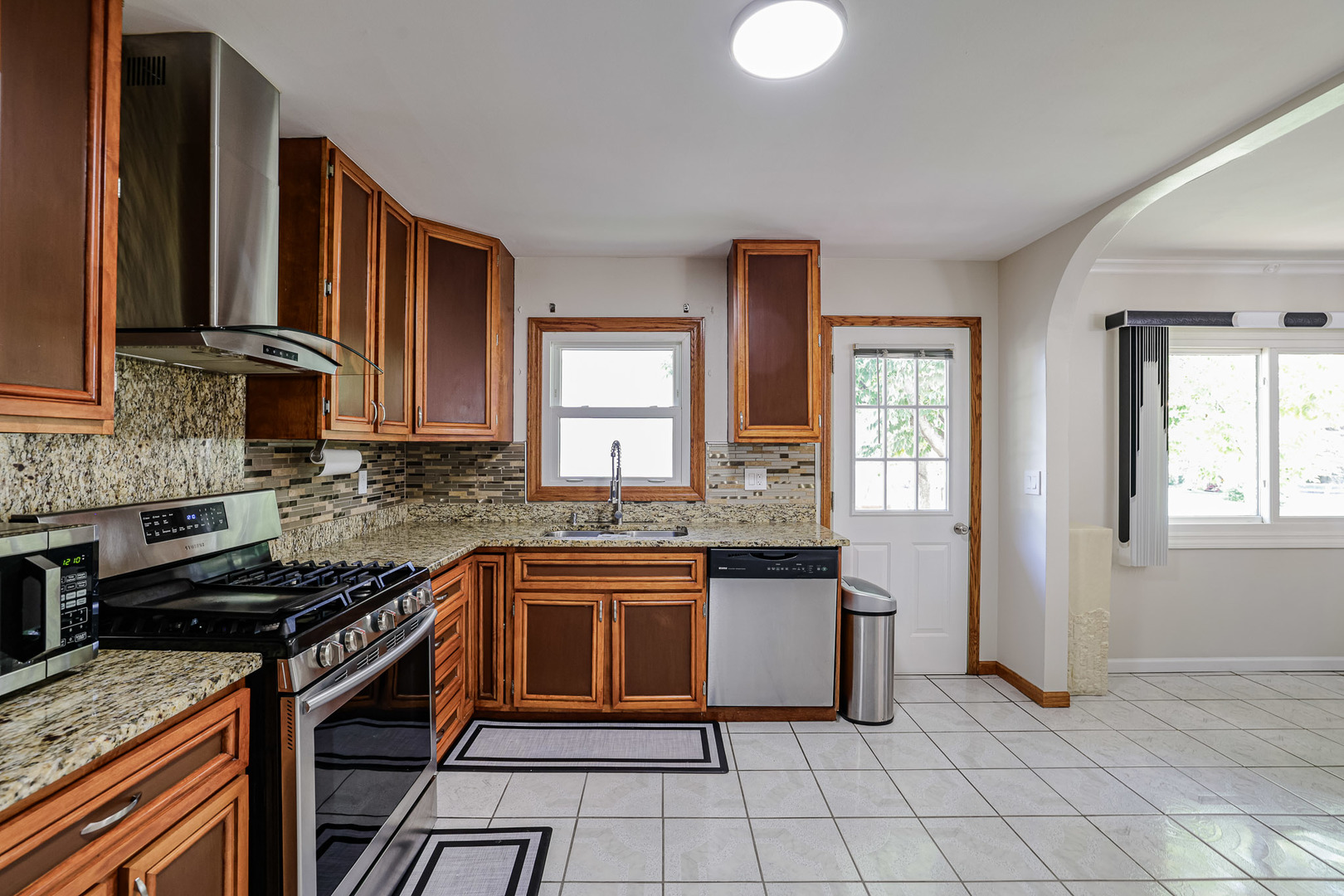 819 Robinson Avenue, Streamwood, IL 60107