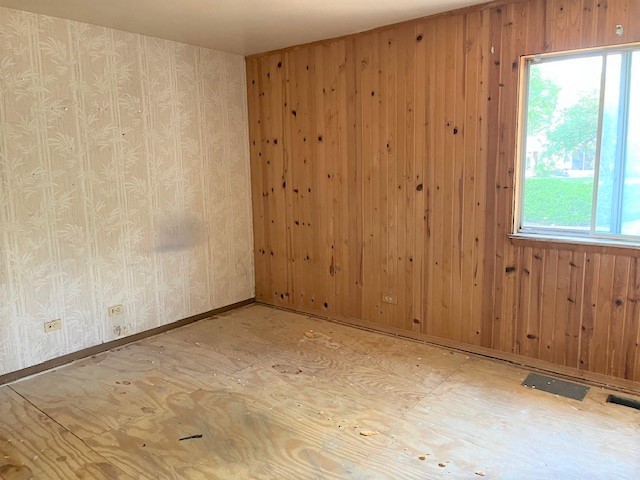 28 Chaucer Lane, Streamwood, IL 60107