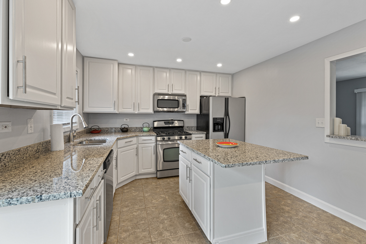 7170 East Avenue, Hanover Park, IL 60133