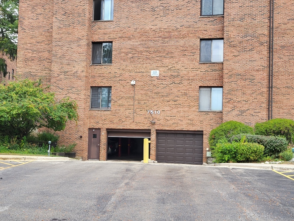 7510 FARMINGDALE Drive #104, Darien, IL 60561