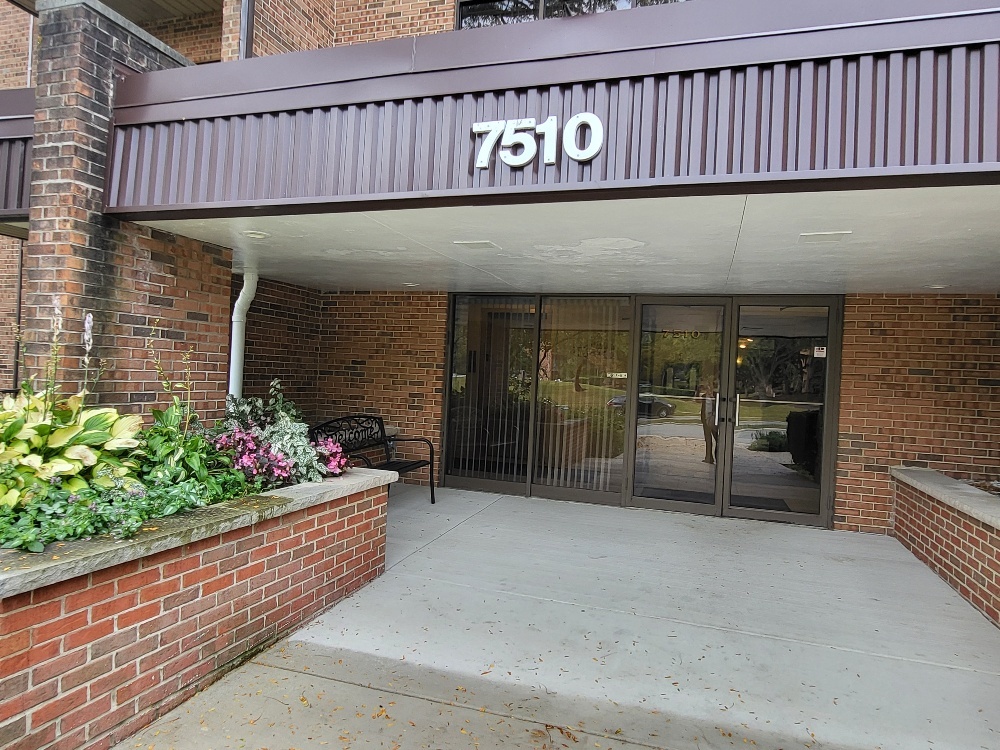 7510 FARMINGDALE Drive #104, Darien, IL 60561