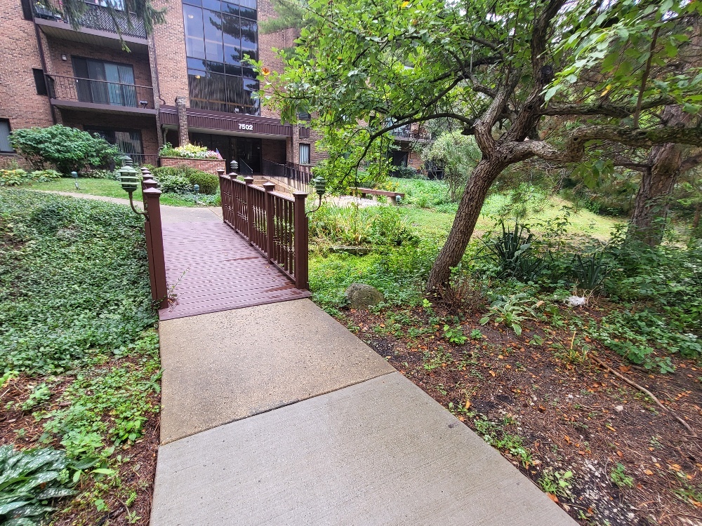 7510 FARMINGDALE Drive #104, Darien, IL 60561