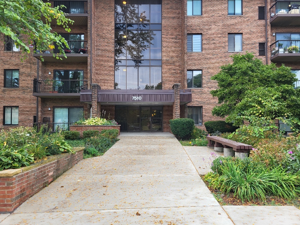 7510 FARMINGDALE Drive #104, Darien, IL 60561