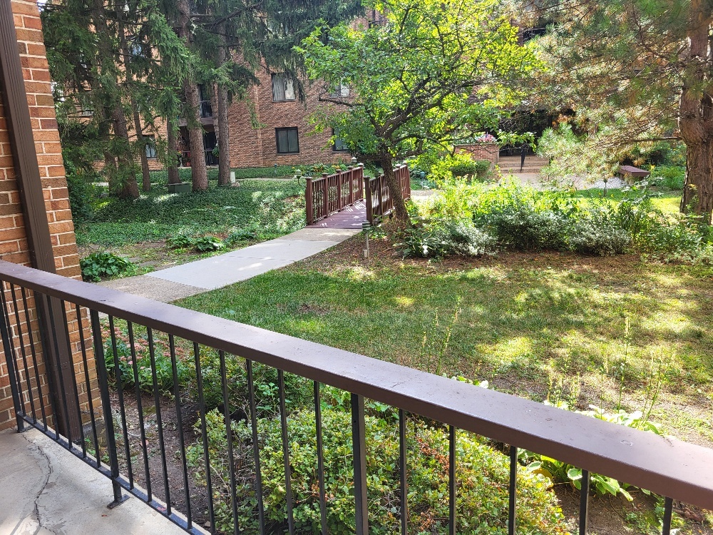 7510 FARMINGDALE Drive #104, Darien, IL 60561
