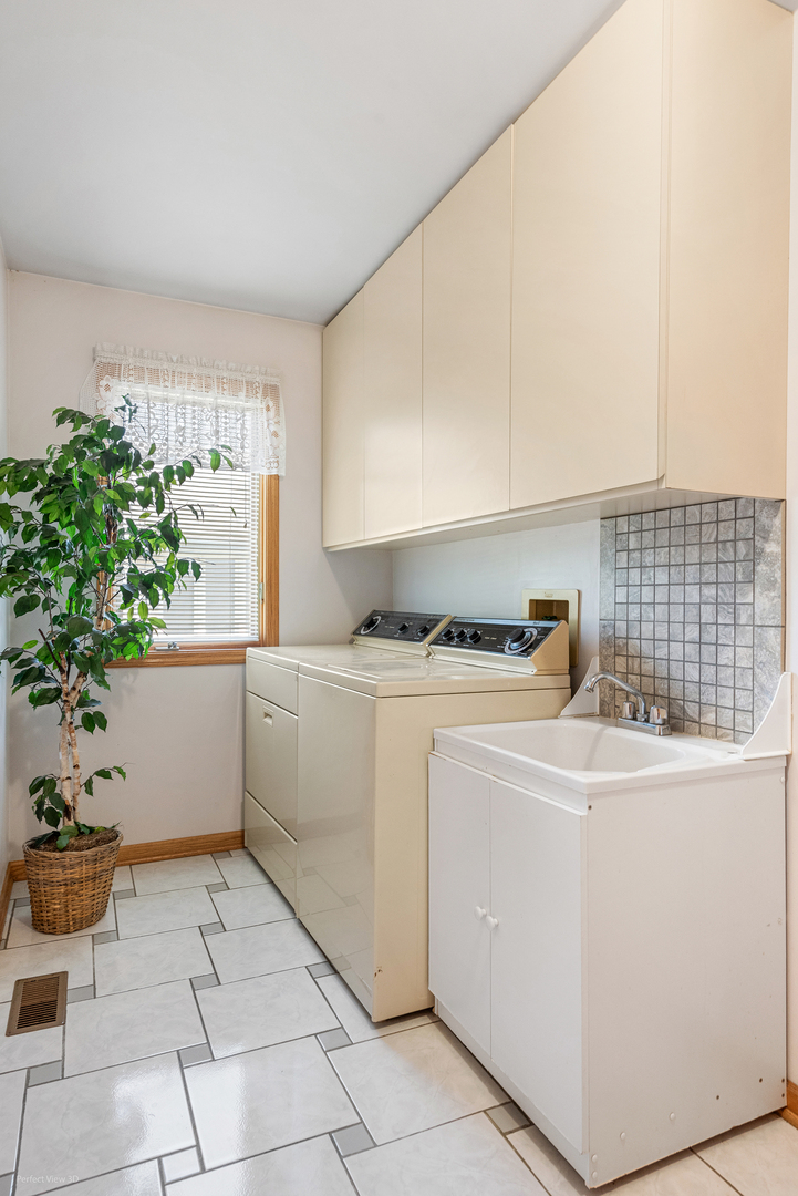 1216 Country Lane, Lemont, IL 60439