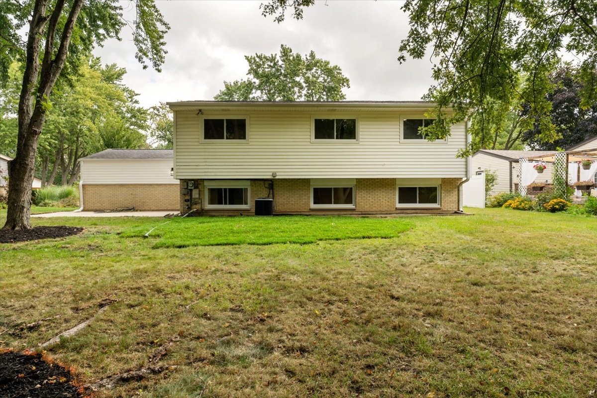 412 Redwood Lane, Schaumburg, IL 60193